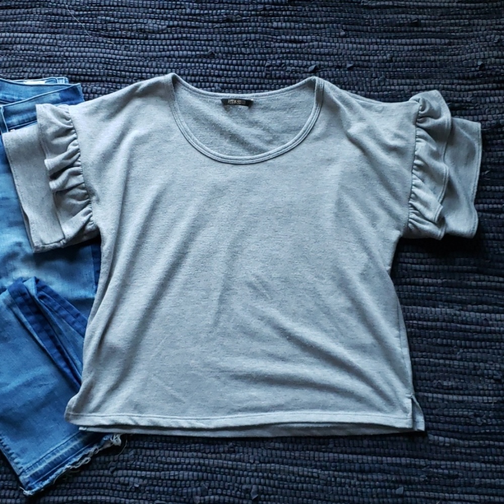 Ruffle sleeved sweatshirt